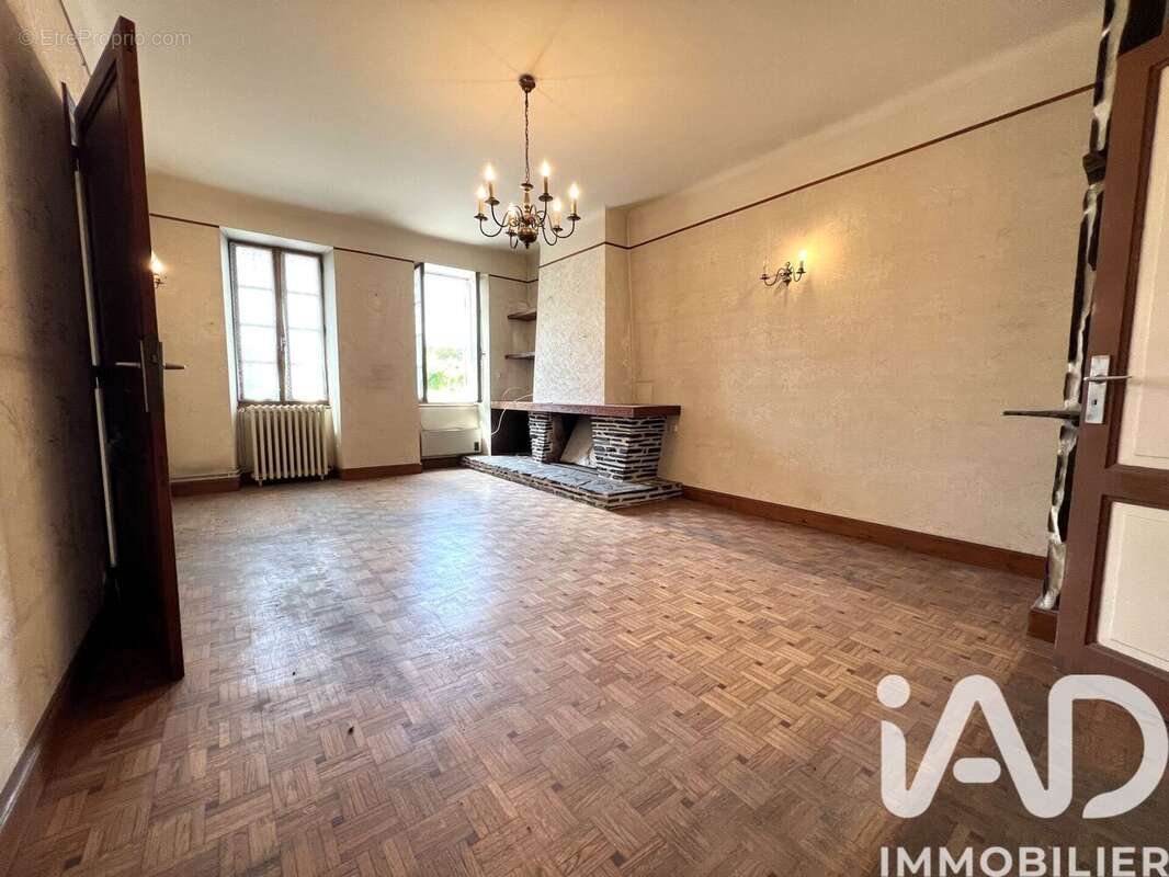 Photo 2 - Maison à LA ROCHE-CHALAIS
