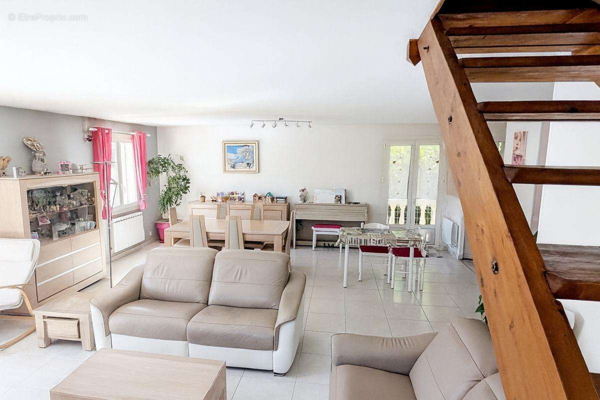 EYGUIÈRES (13)  Belle maison familiale de 165 m² avec piscine, 5 chambres, proche du centre village - photo 14