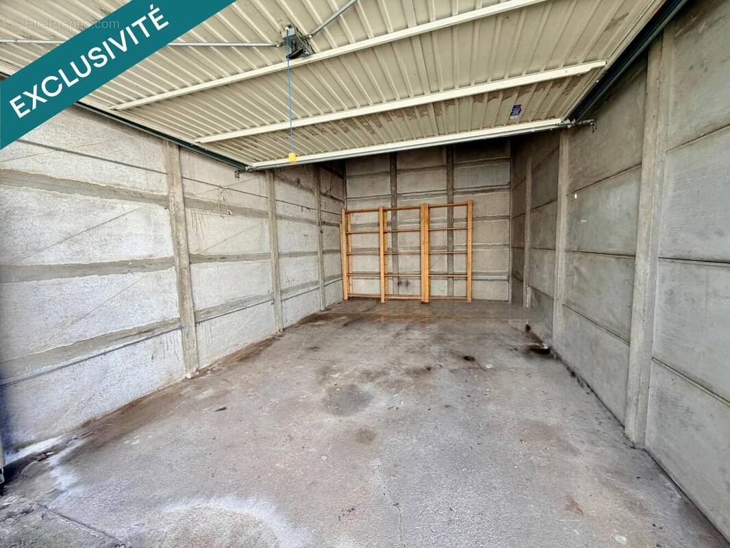 Photo 1 - Parking à ANGERS