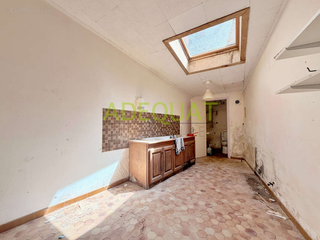 Ideal investisseurs et marchands de biens - immeuble avec combles amenageables et cave - photo 5