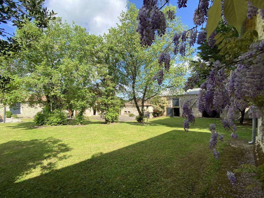 Maison à VILLEBOIS-LAVALETTE