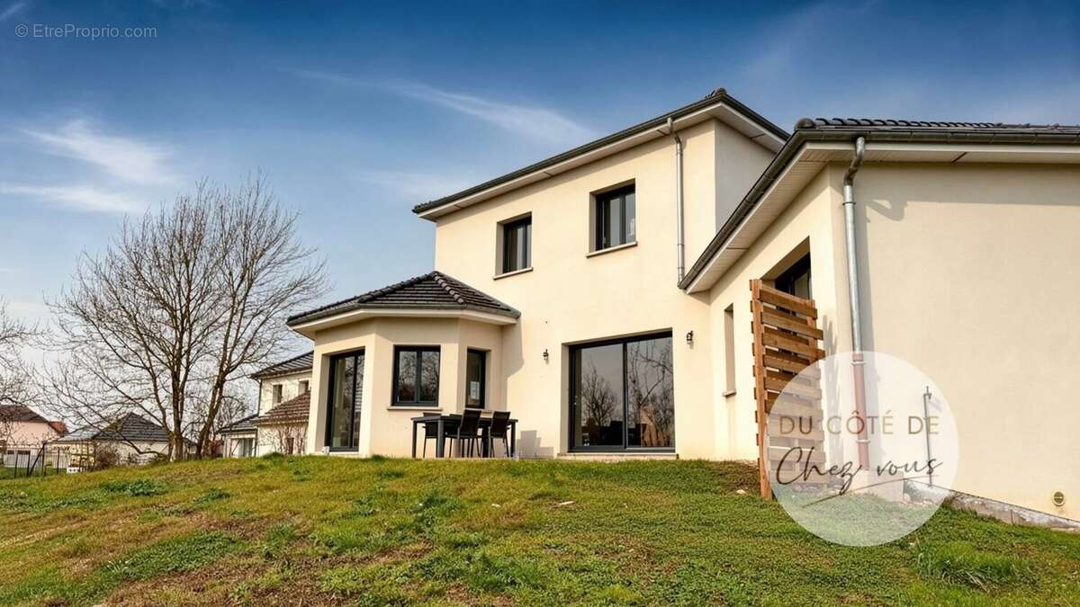 Maison à ESCLAVOLLES-LUREY