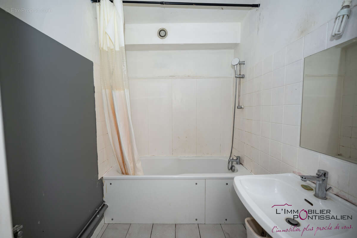 Appartement rez-de-chaussée Type 2 Rochejean centre village - photo 13