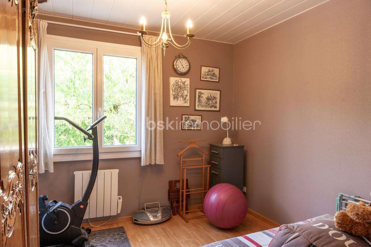 Maison Familiale de 125m² sur les hauteurs de Renage, au calme, dans un cadre verdoyant ! - photo 16
