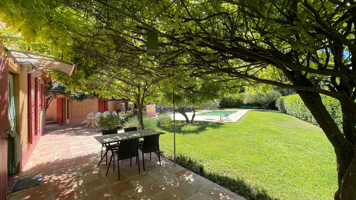 Maison à LA TOUR-D'AIGUES