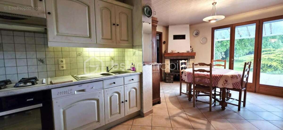 A vendre, à Guillaucourt, belle maison de 4 chambres avec jardin, garage et dépendance - photo 3