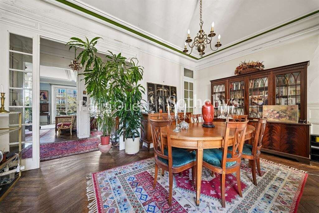 Appartement à NEUILLY-SUR-SEINE