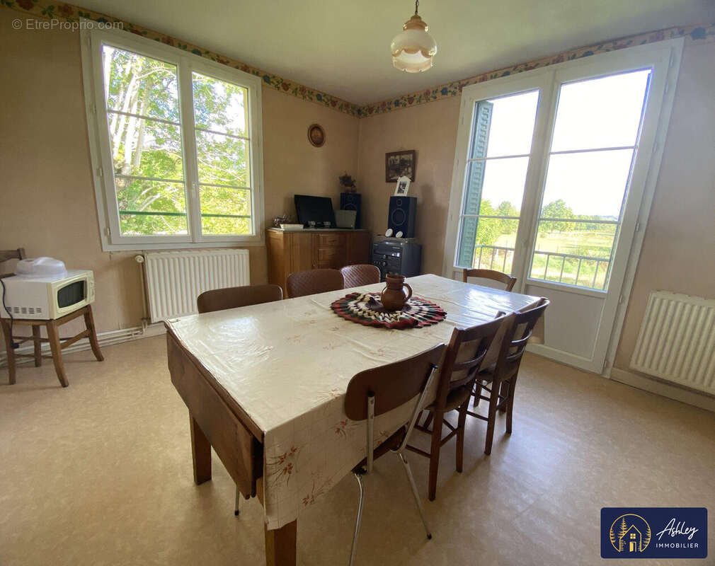 Maison 5 pièces LANOBRE - Maison à LANOBRE