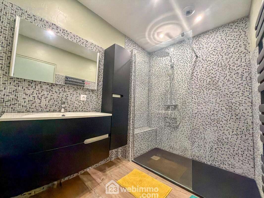 Salle d'eau avec douche italienne - Maison à CUREL