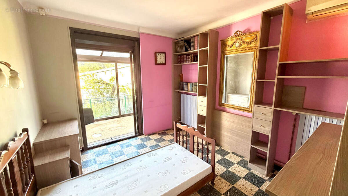 Maison à ENTRAIGUES-SUR-LA-SORGUE