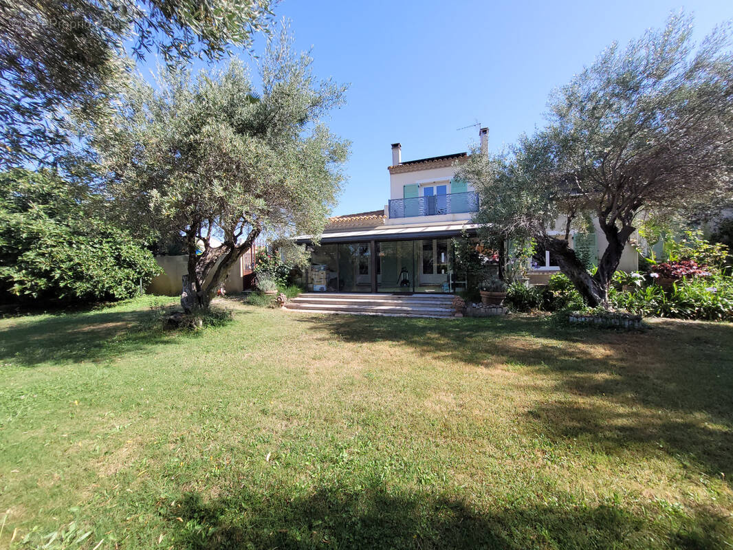 Coursan Villa de type 5 de 200 m2 habitable, plus un appartement de type 2 indépendant de 60 m2, piscine sur u - photo 2