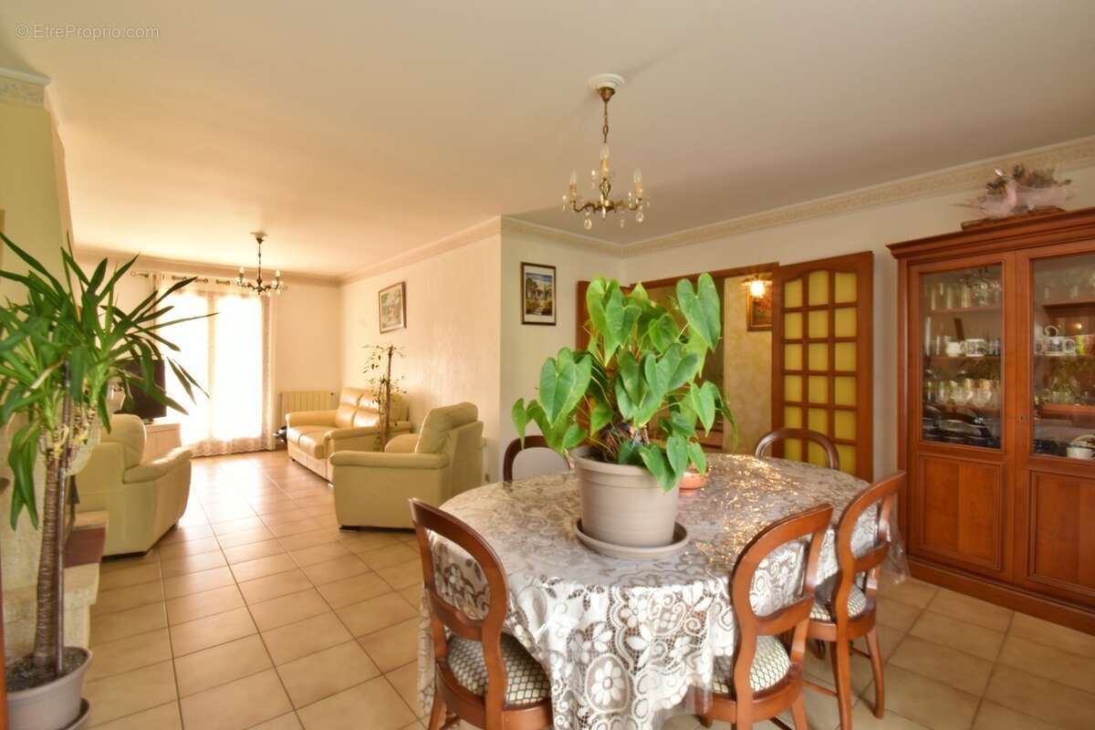 VILLA de plain-pied de 143 m² avec piscine sur 1 378 m² de terrain clos - photo 6