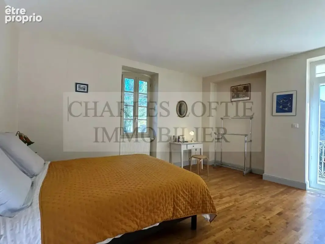 Superbe ensemble immobilier comprenant deux grandes maisons, deux piscines et dépendance sur un terrain de plus 8400 m², proche  - photo 10