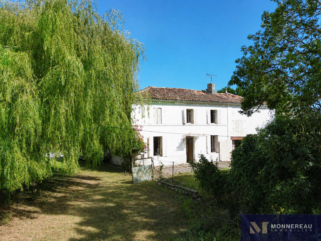 Maison ancienne avec grand jardin et dependances - photo 3