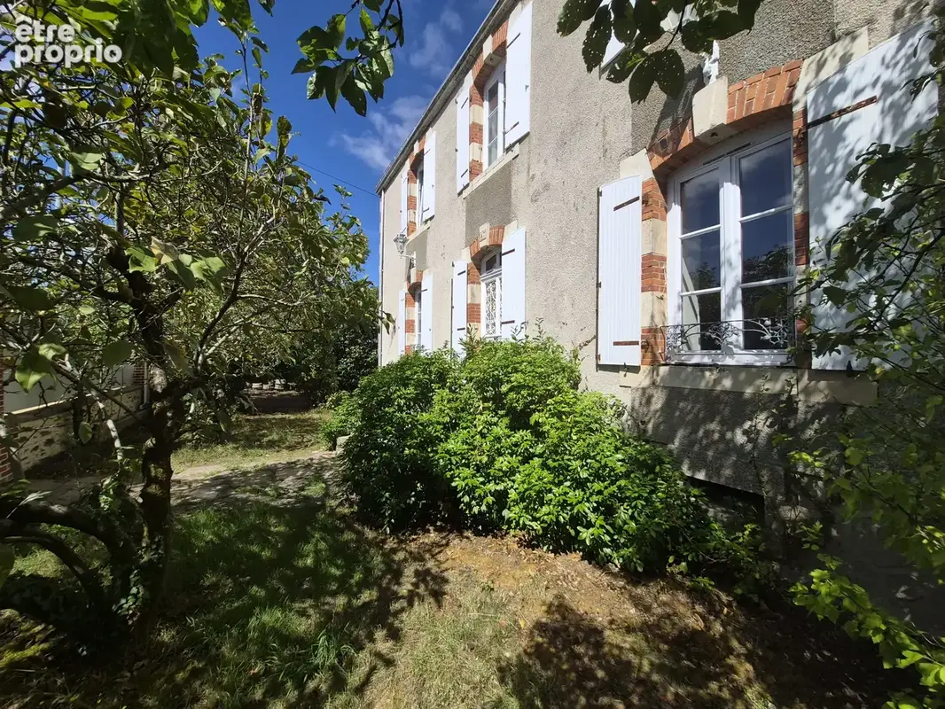 Maison en pierre de caractère   106 m2   3 chambres + bureau   Dépendances   Terrain clos de 645 m2 - photo 2