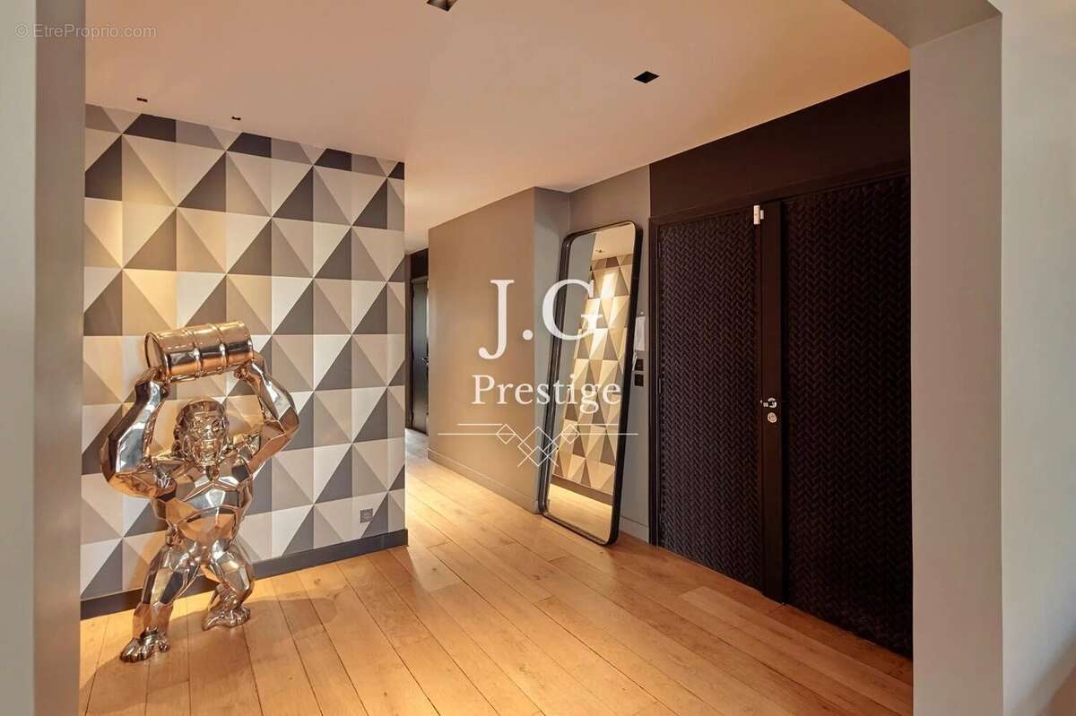 Appartement à PARIS-16E