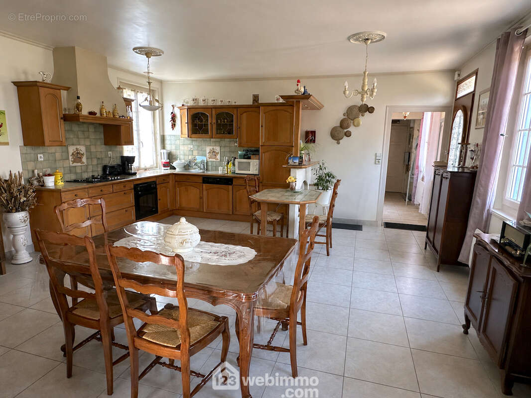 Maison 130 m² à Beaufort-En-Vallee  - photo 2