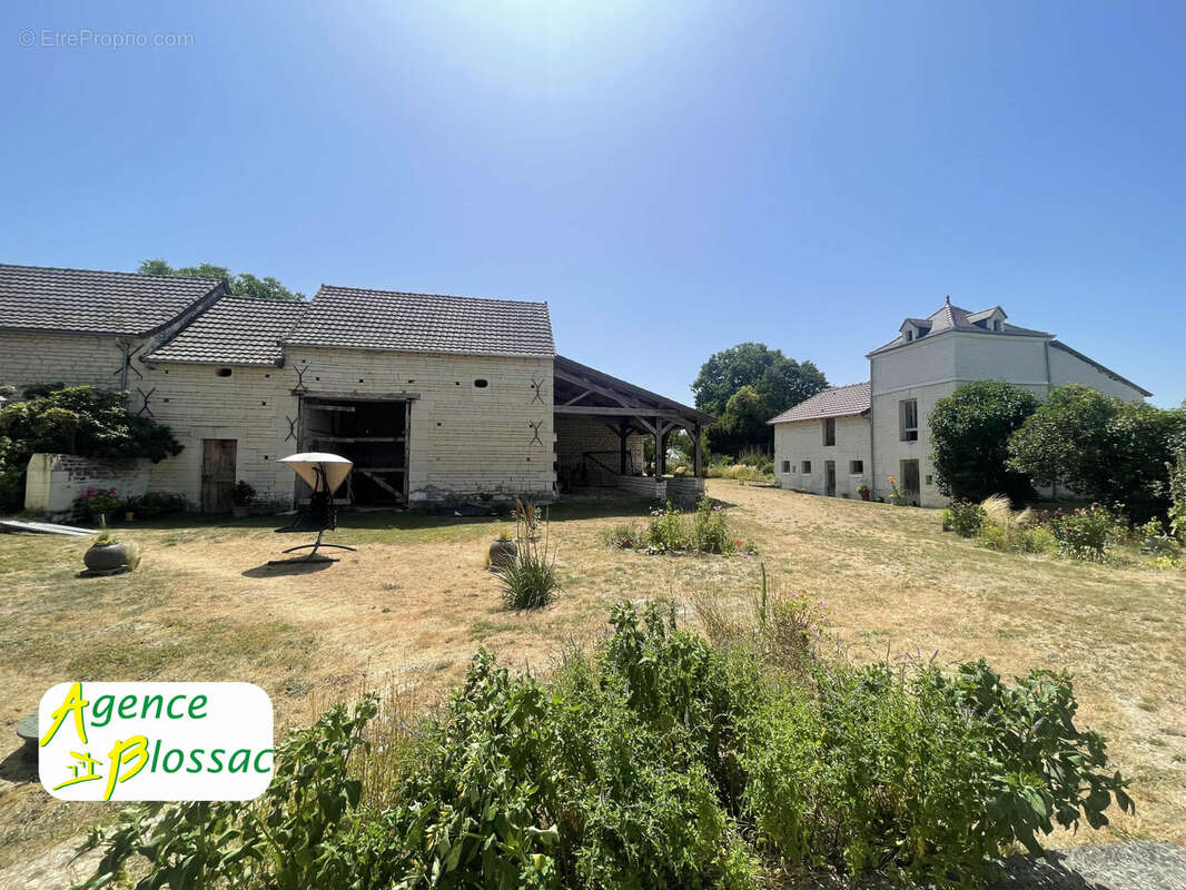 Fermette renovée avec superbe pigeonnier et dependances - terrain de 6841 m2 - photo 4
