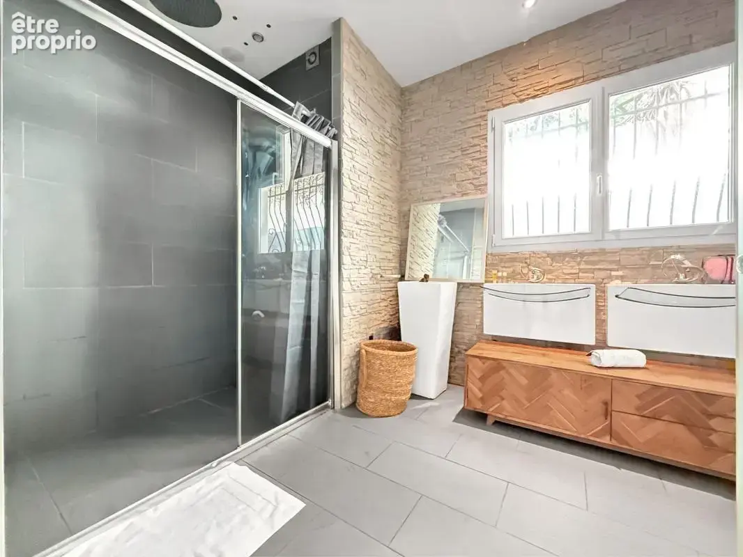 Nice est vinaigrier / villa 5 pièces - 145 m2 / piscine / terrain de 855m2 / garages - photo 9