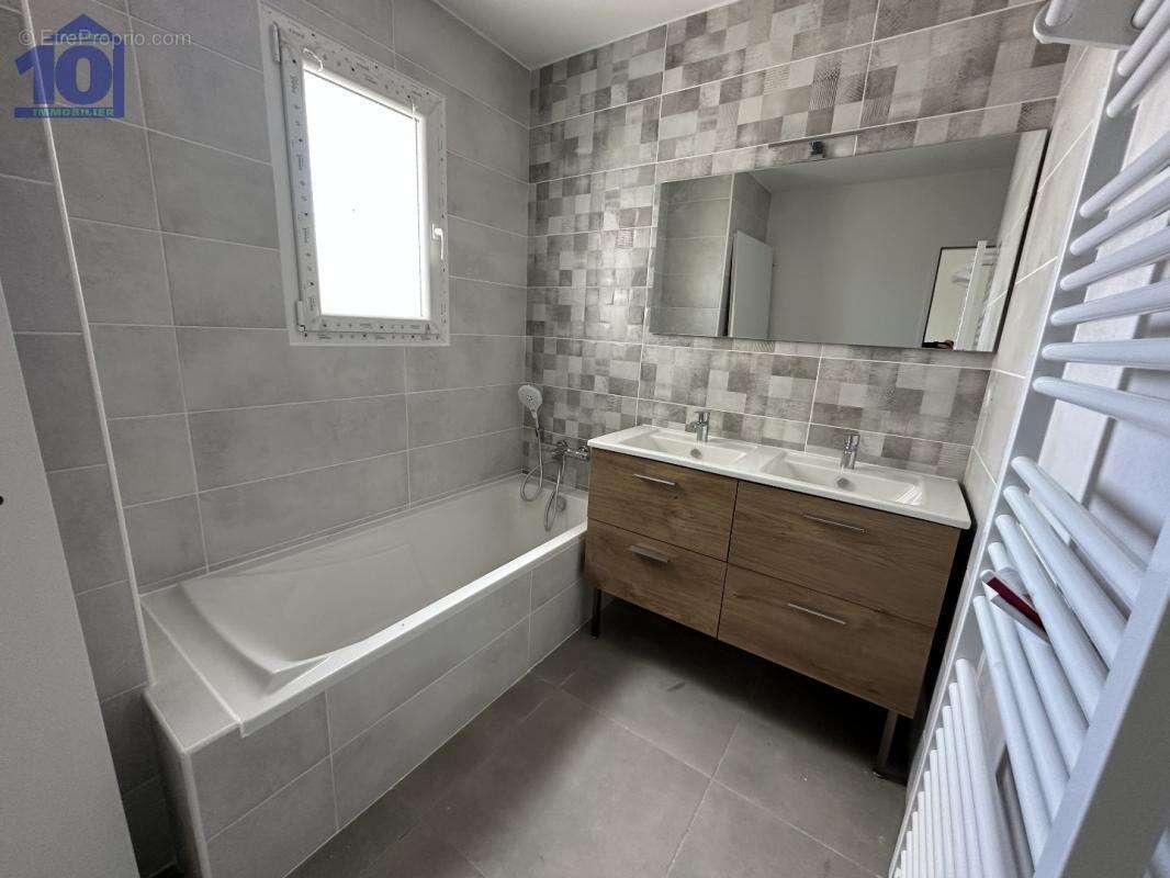 Maison à NISSAN-LEZ-ENSERUNE