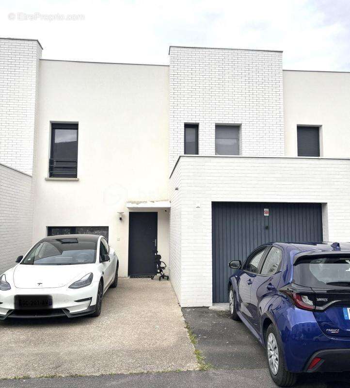 Maison à FLEURY-MEROGIS