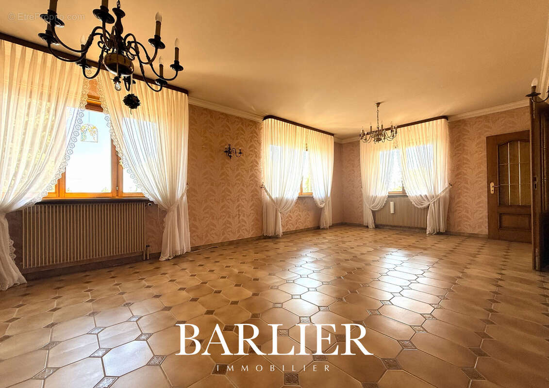 Maison familiale de 212 m2 sur 762 m2 de terrain avec garage et jardin - photo 3