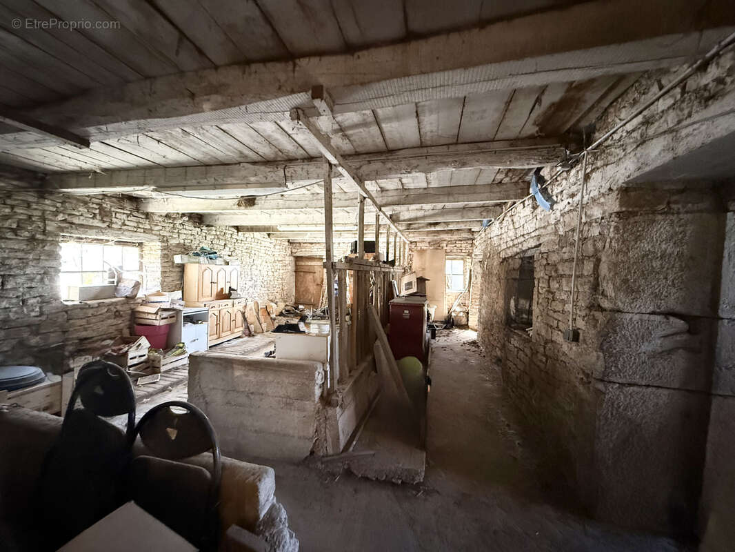 Maison à MONTROND-LE-CHATEAU