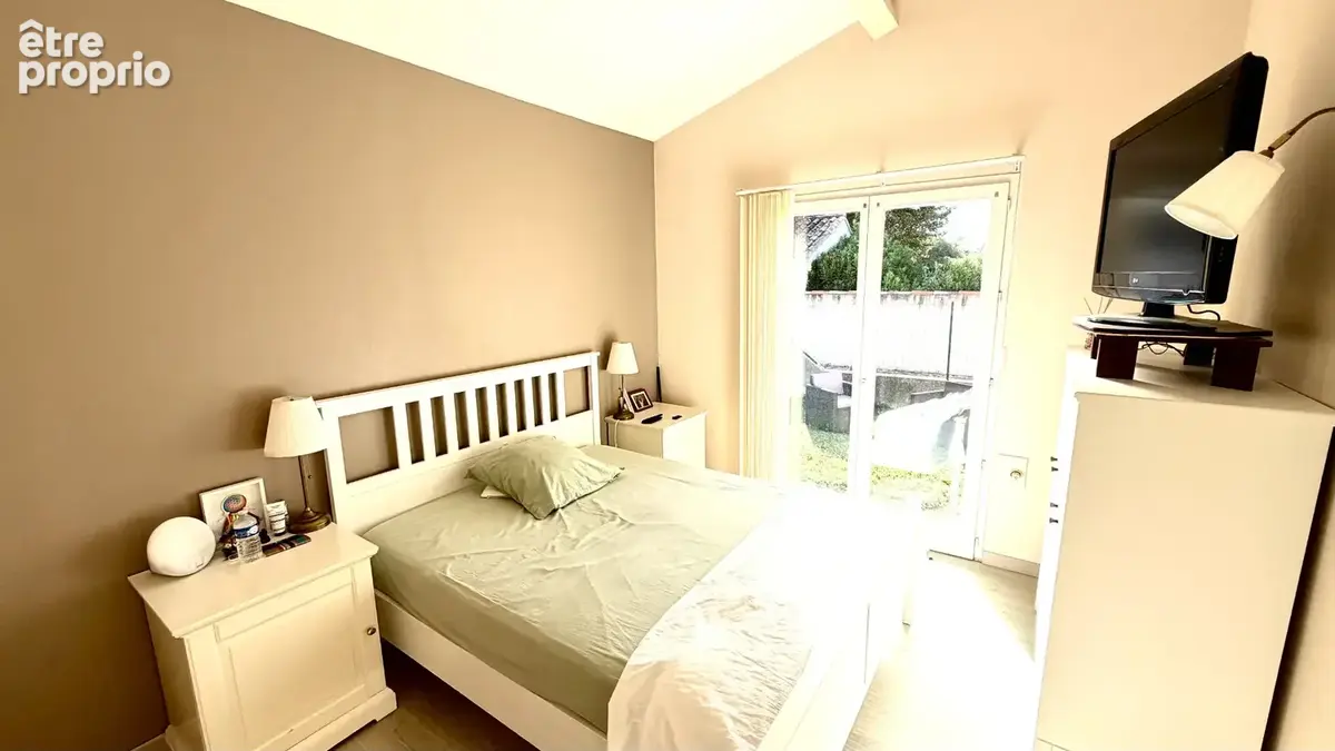 Villa avec piscine sur 800 m² de jardin clos, arboré et paysagé. - photo 10