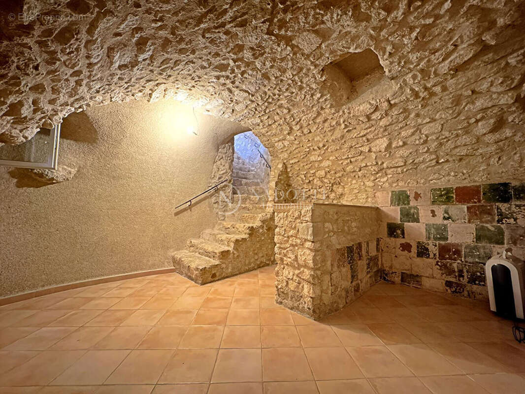 Maison à LA ROQUE-D'ANTHERON