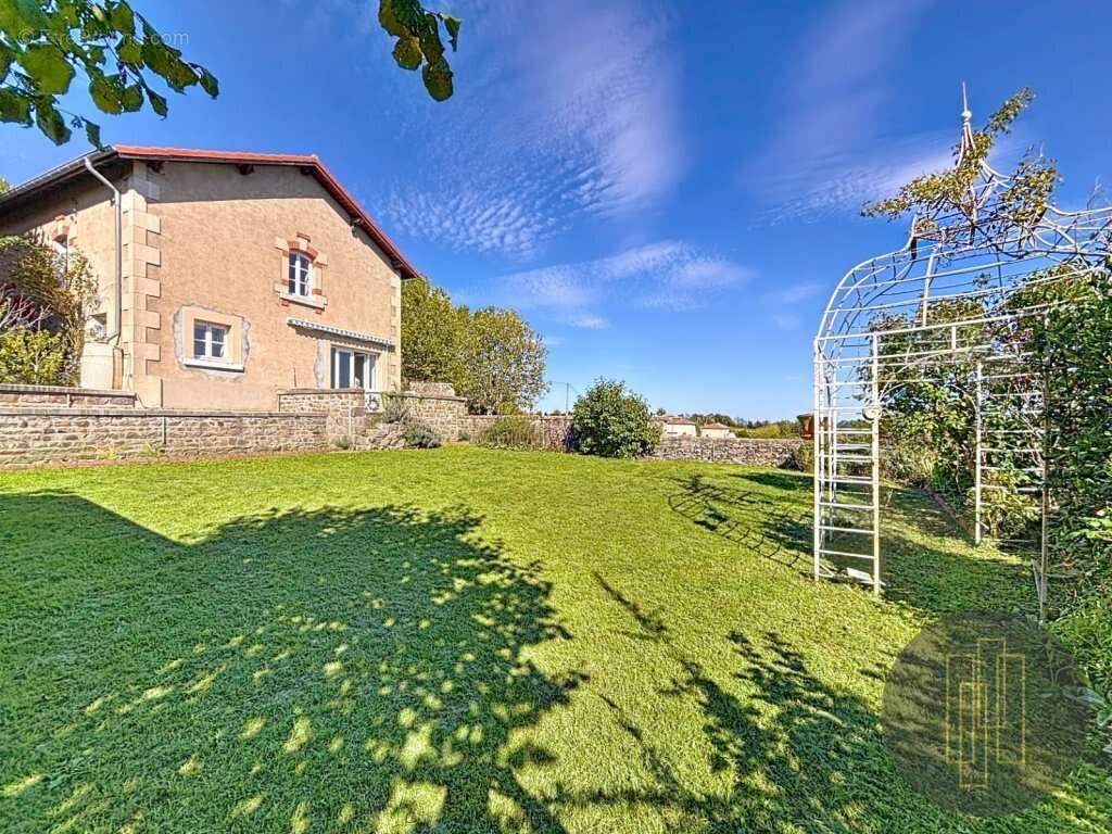 Maison à SAINT-ETIENNE-DES-OULLIERES