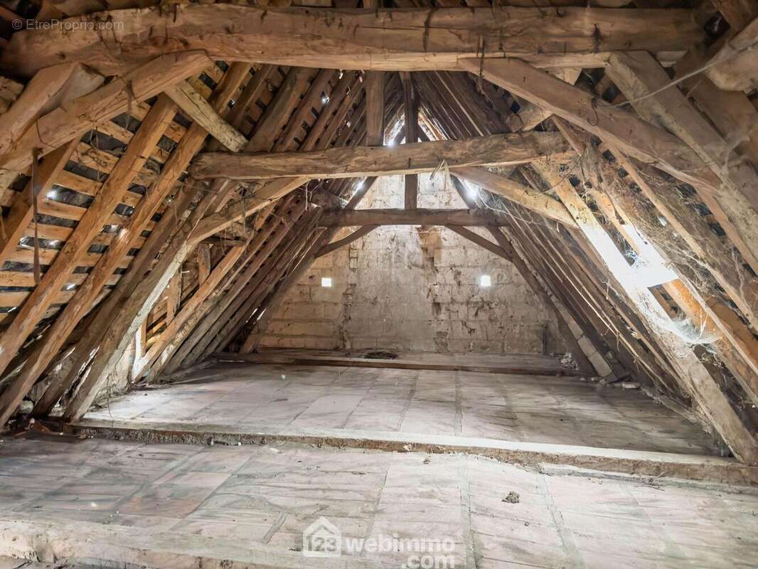 Les combles aménageables proposent de beaux volumes. - Maison à MAZE