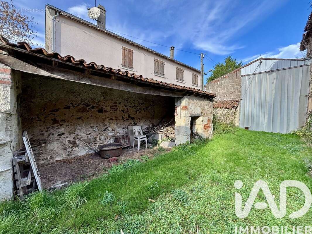 Photo 2 - Parking à CERSAY