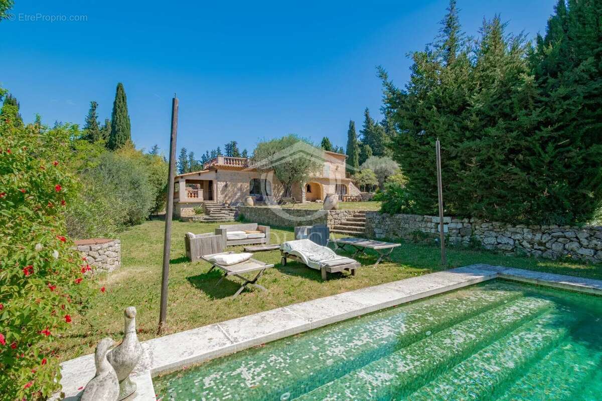 Mougins - Propriété comprenant deux Villas avec Piscine - photo 3