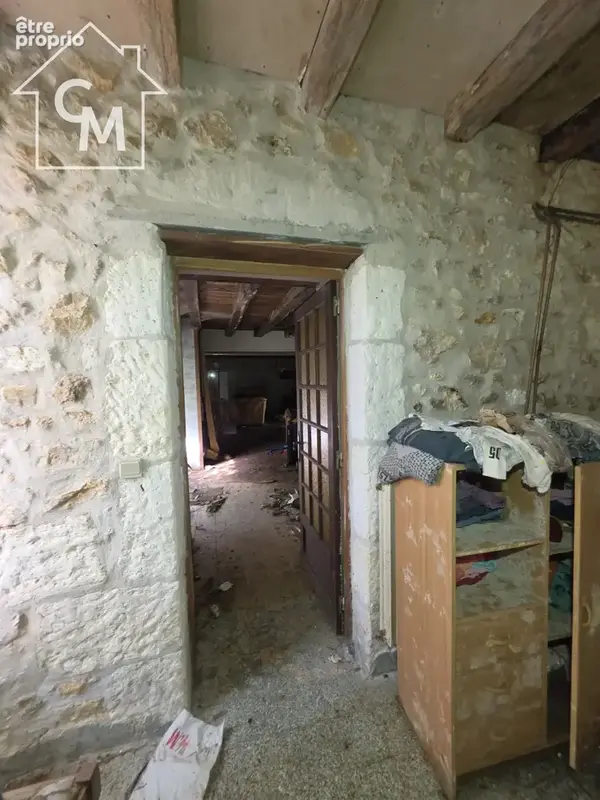 Maison à rénover entièrement avec dépendances et terrain - photo 15