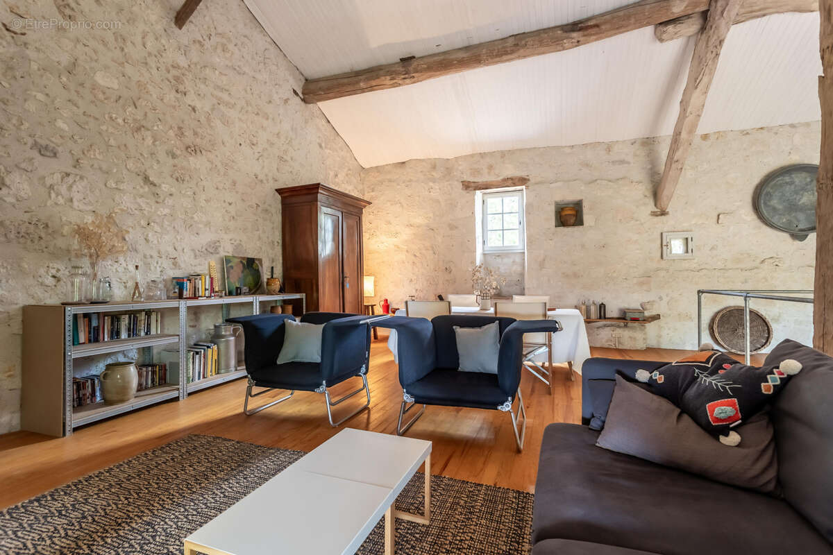 Maison à MONTJOI