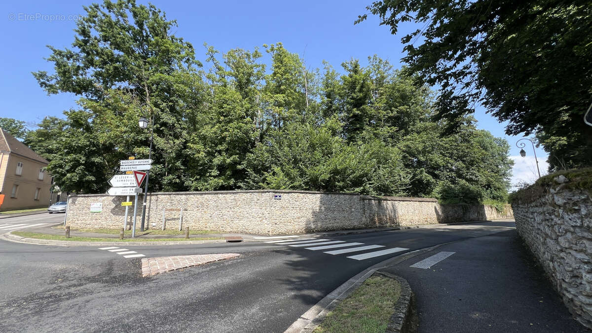 Terrain à MONTFORT-L'AMAURY