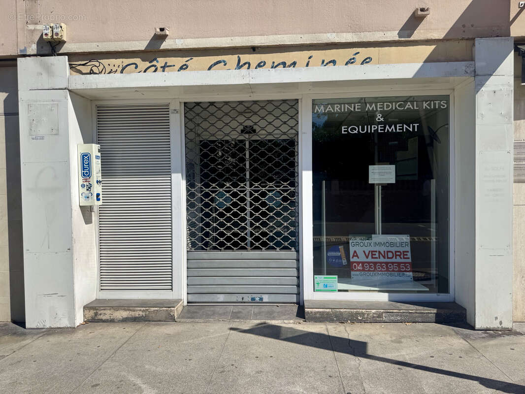 Golfe-Juan centre, vaste local commercial sur axe principal ! - photo 2