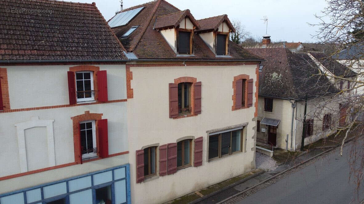 Appartement 307 m² à Bellenaves  - photo 2