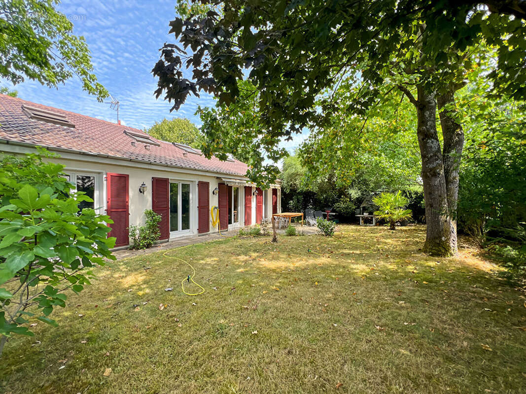MENNECY - Village Levitt - Maison familiale indépendante 7 pièces - 137 m² - Terrain de 680 m² - photo 3