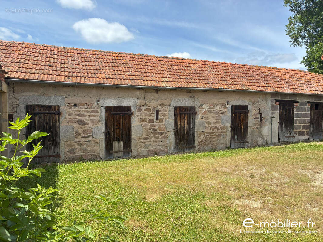 Maison à SAINT-FORGEUX-LESPINASSE