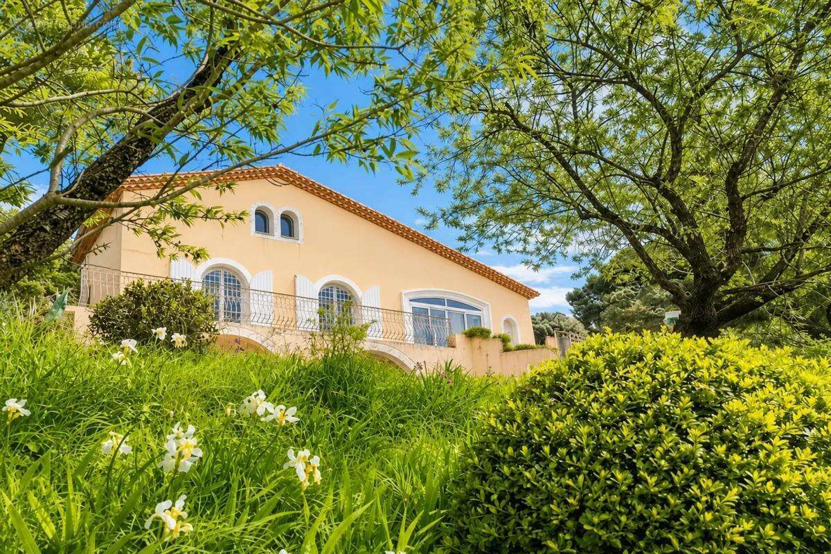 Armissan, propriété de 224 m2 dans un cadre naturel exceptionnel - photo 4