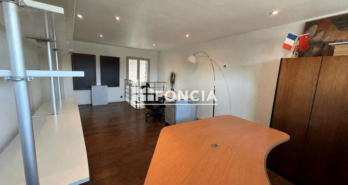 Bâtiment à usage professionnel avec bureaux et espace de stockage - photo 4