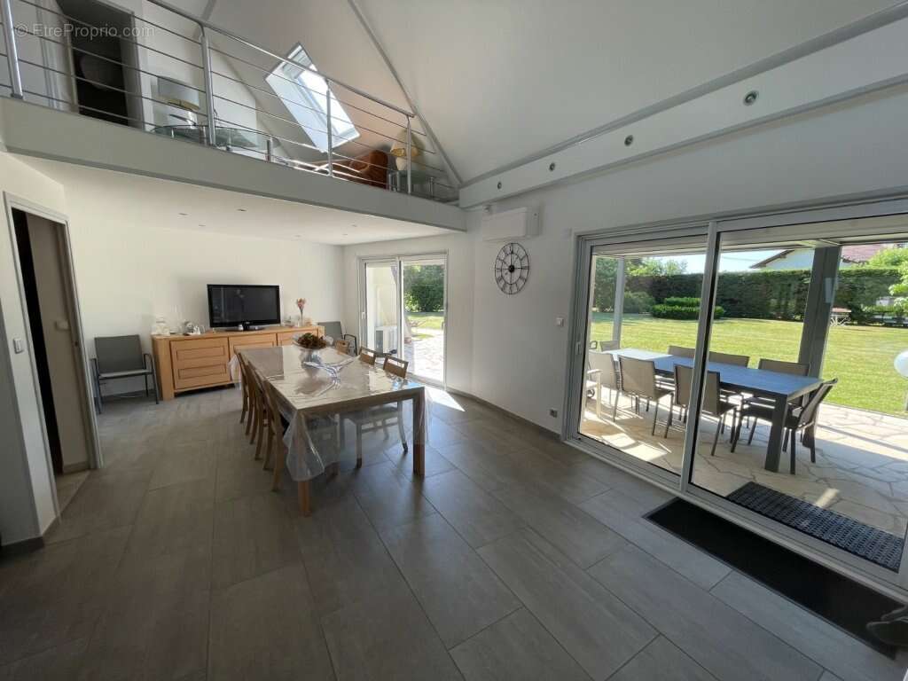Maison à PRECIEUX