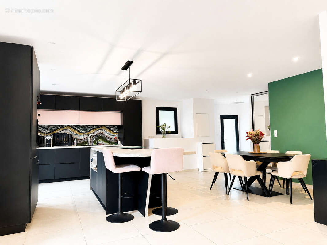 Maison de plain-pied entièrement rénovée   Terrain de 1 315 m2 - photo 2