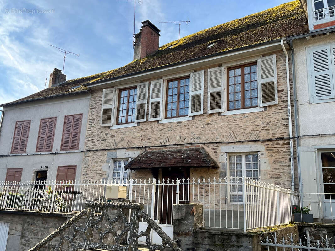 Maison à COUSSAC-BONNEVAL