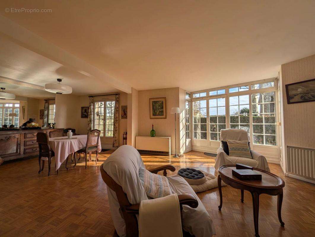 Maison à LES CLAYES-SOUS-BOIS