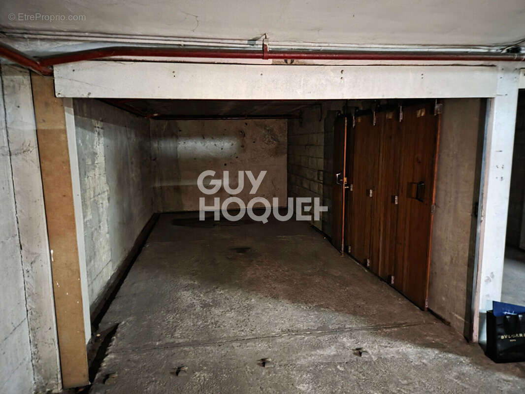 Parking à PARIS-16E