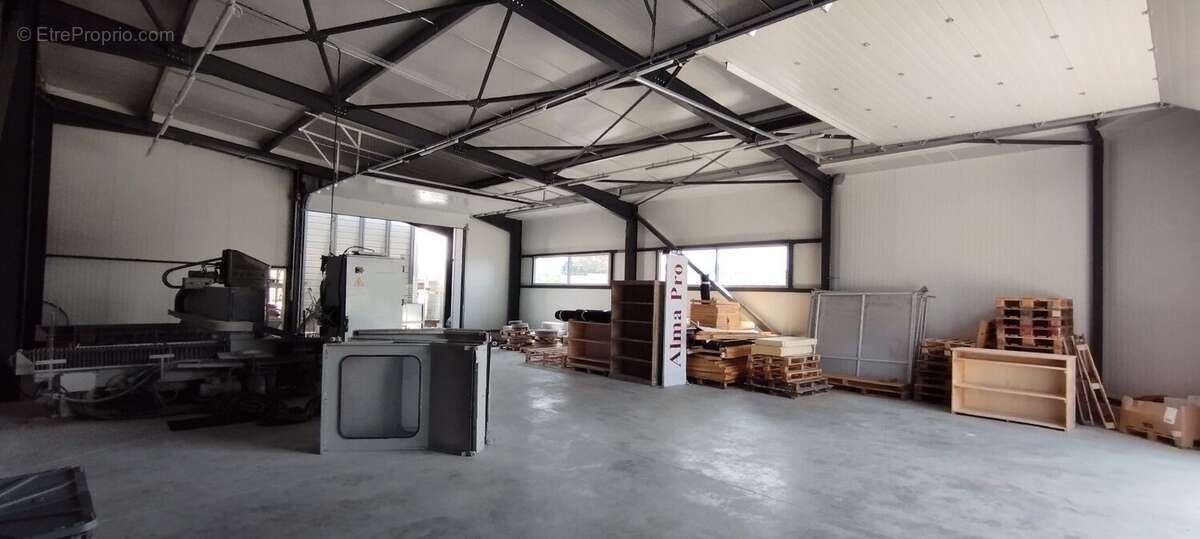 Commerce 830 m² à Saint-Donat-Sur-L'herbasse  - photo 4