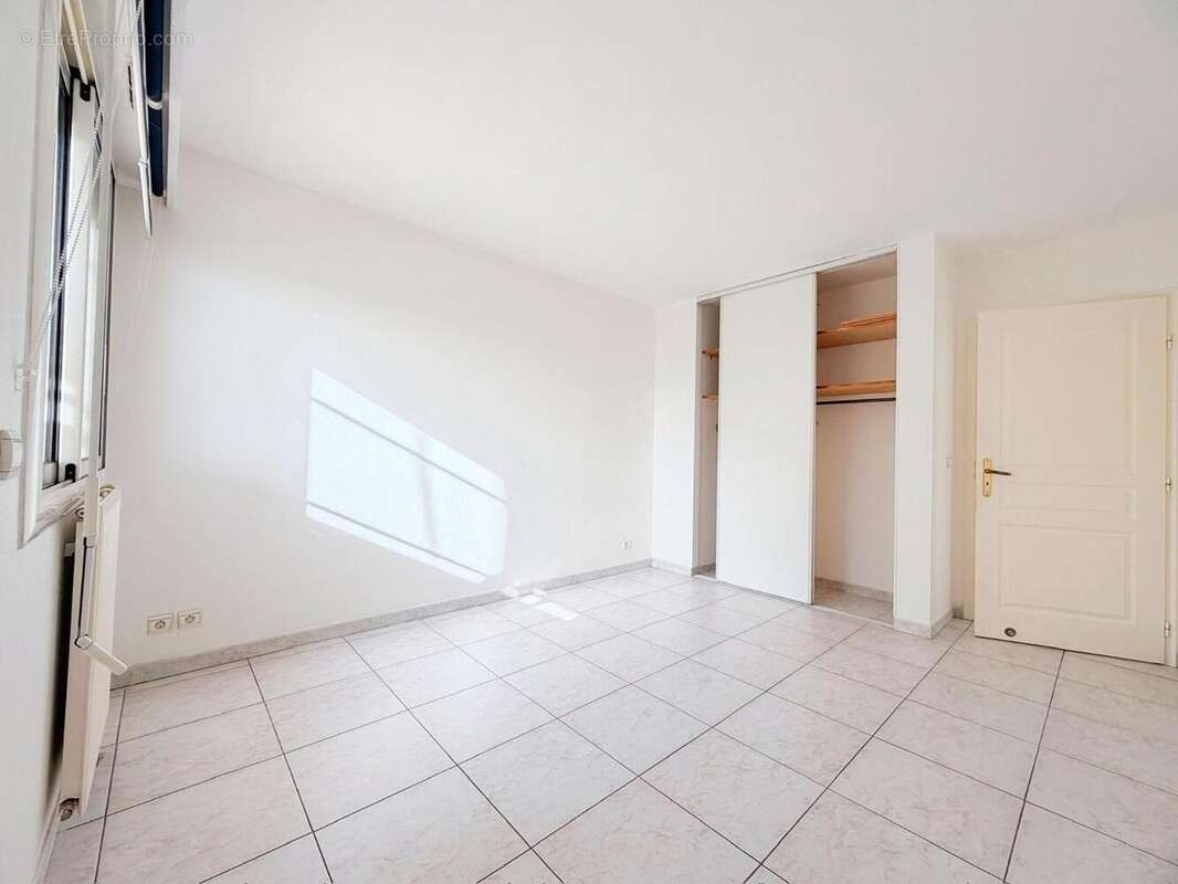   - Appartement à SAINT-LAURENT-DU-VAR