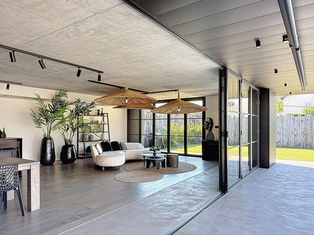 Maison à JASSANS-RIOTTIER